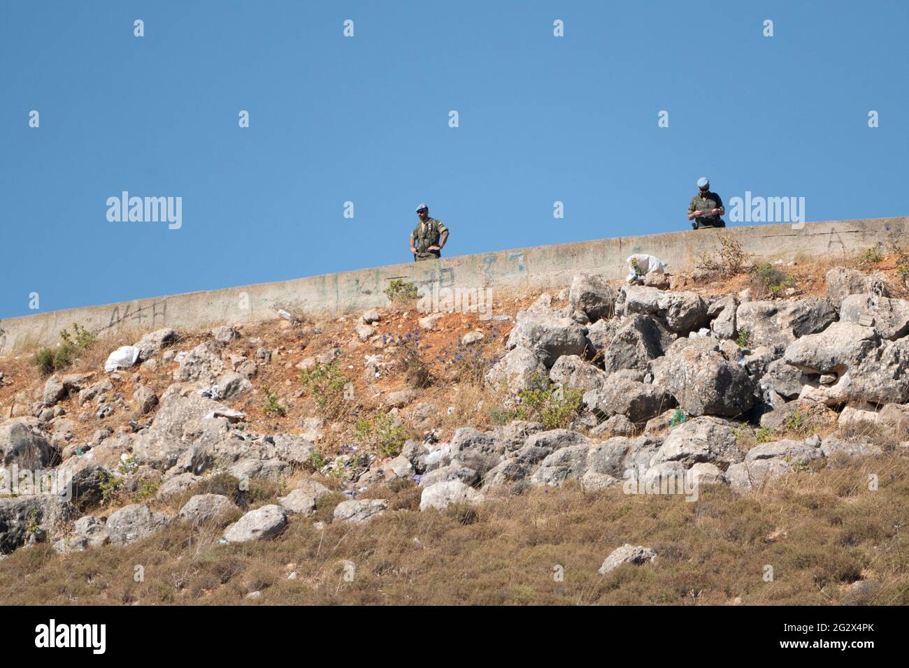 Soldats de la FINUL (Force intérimaire des Nations Unies au Liban) à la frontière israélienne avec le Liban Banque D'Images