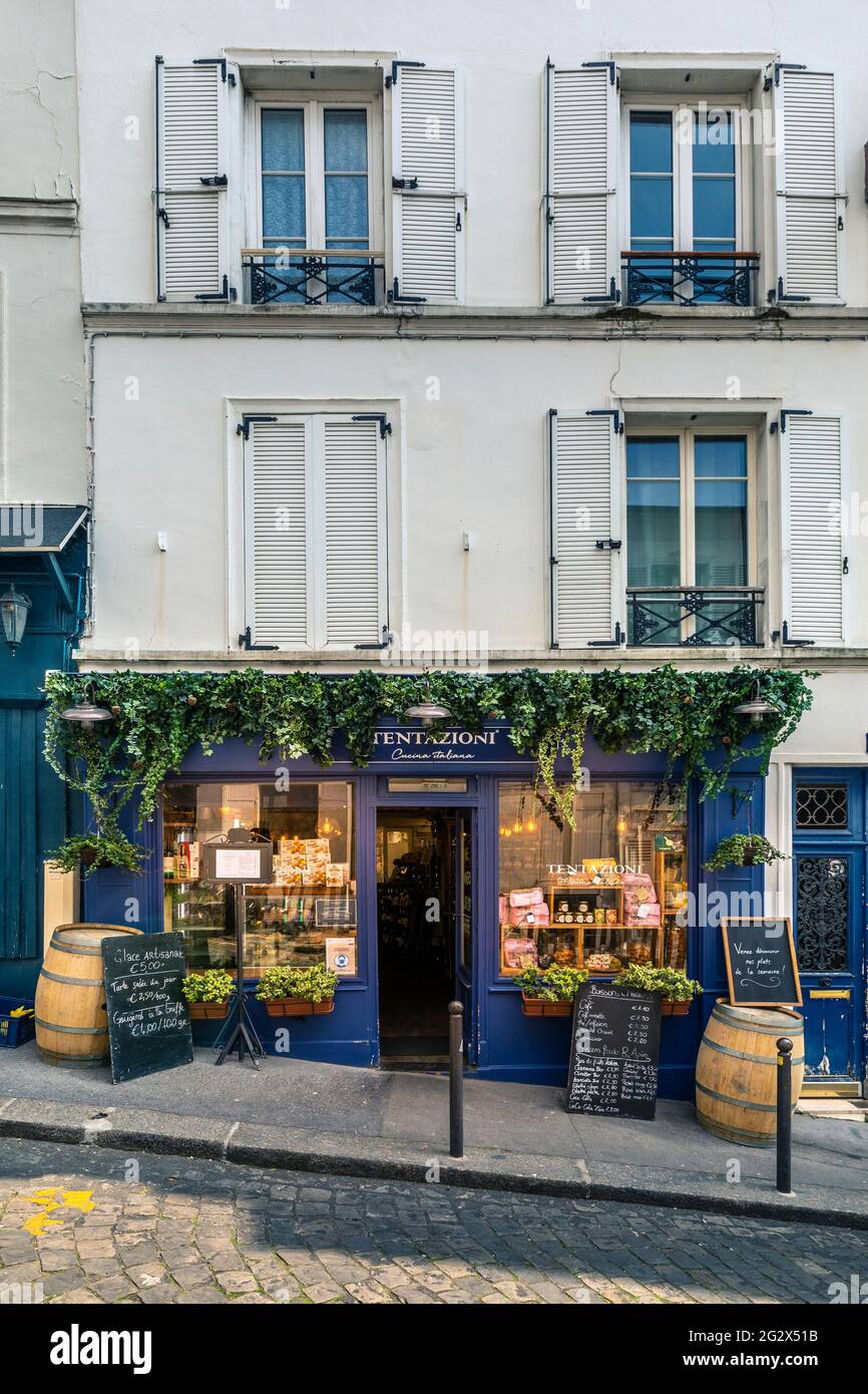 Paris, France - 21 avril 2021 : le restaurant italien est vide en raison d'une pandémie de covid à Paris à Montmartre Banque D'Images