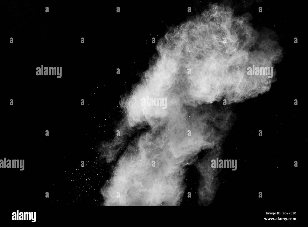 Explosion de poudre blanche isolé sur fond noir.Les particules de poussière blanc splash. Banque D'Images