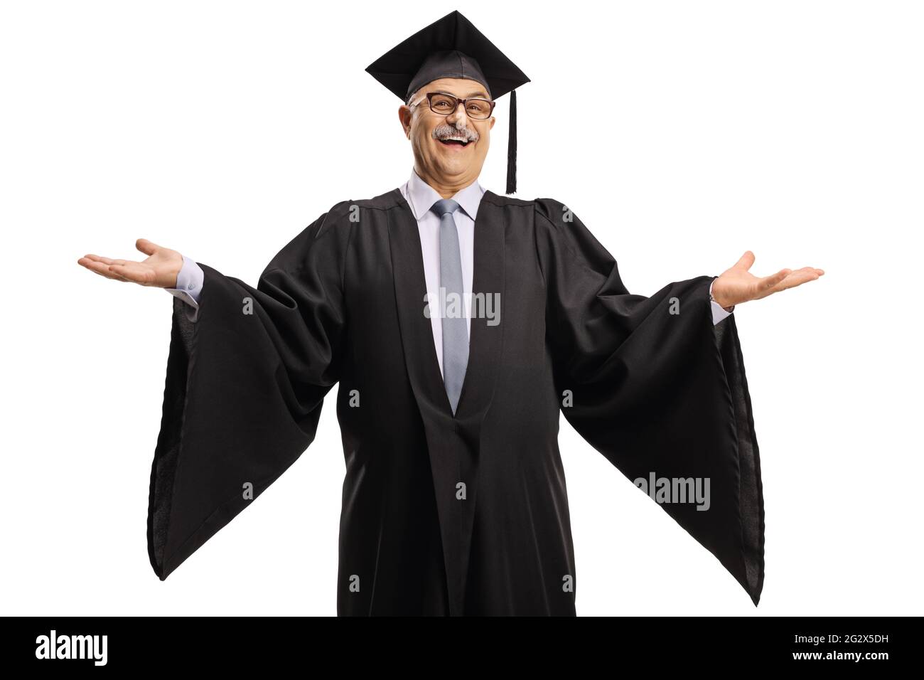 Homme mûr gai portant une robe de graduation et écartant les bras isolés sur fond blanc Banque D'Images