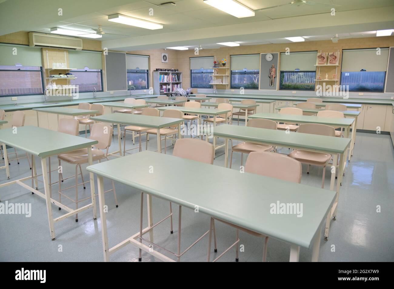 Une Salle De Classe Vide De Laboratoire Scientifique De Lycee Photo Stock Alamy