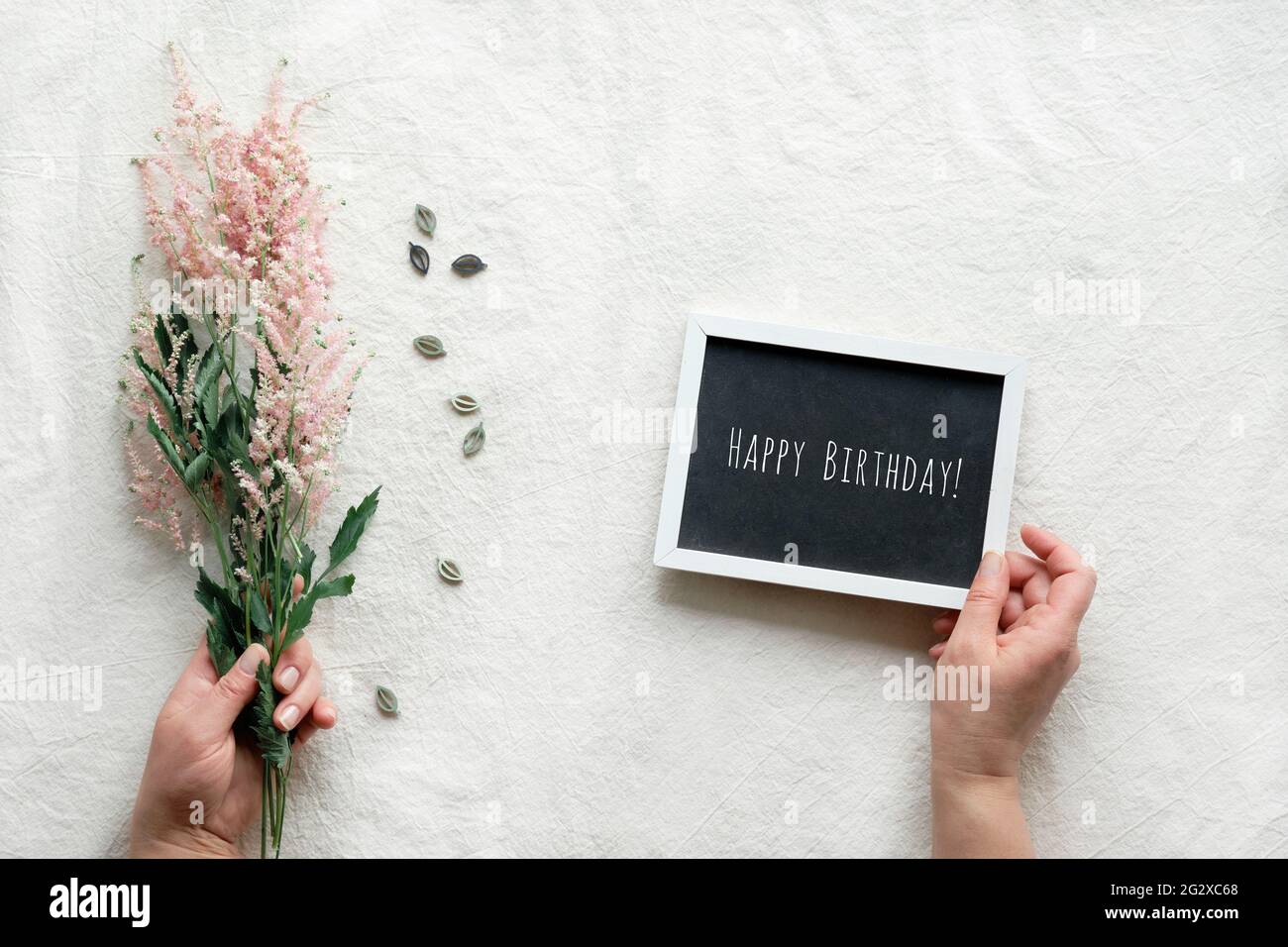 Texte Joyeux Anniversaire Sur Tableau Noir Mains Tenir Le Tableau Et Fleurs Sauvages Dans Les Mains Sur Table Textile Arriere Plan D Ete Naturel Avec Prachtspiere Astilbe Photo Stock Alamy Texte Joyeux Anniversaire Sur Tableau Noir Mains Tenir Le Tableau Et Fleurs Sauvages Dans Les Mains Sur Table Textile Arriere Plan D Ete Naturel Avec Prachtspiere Astilbe Photo Stock Alamy