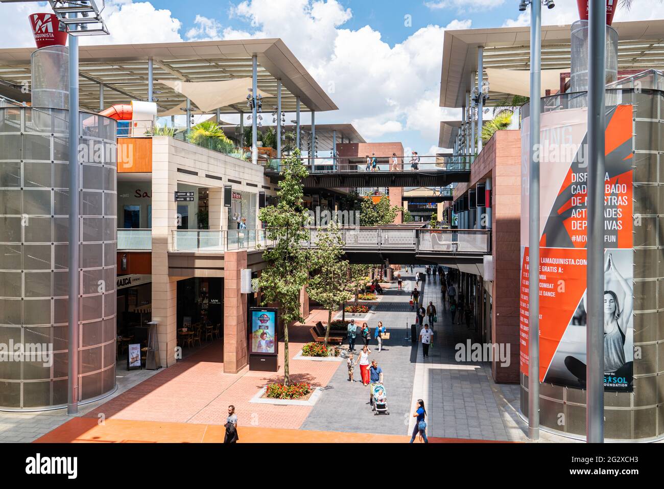 BARCELONE, ESPAGNE - 10 JUIN 2019: Touristes Shopping dans le centre commercial du centre-ville de Barcelone Banque D'Images