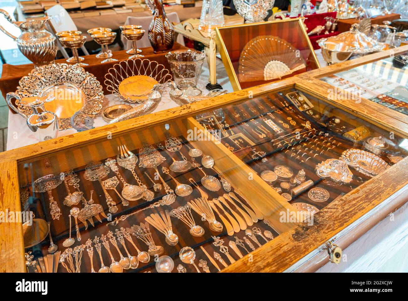 BARCELONE, ESPAGNE - 10 JUIN 2019 : objets anciens, pièces de monnaie, bijoux, vaisselle et autres ustensiles à un marché aux puces Banque D'Images