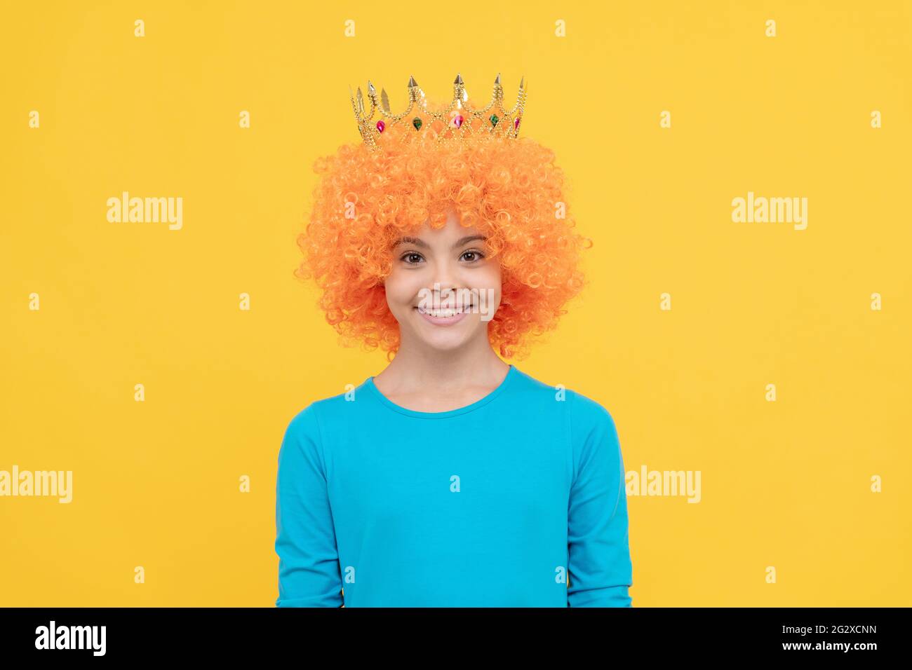 fête d'anniversaire pour filles. joyeux gamin drôle dans la perruque et couronne. imaginez-vous une reine. Banque D'Images