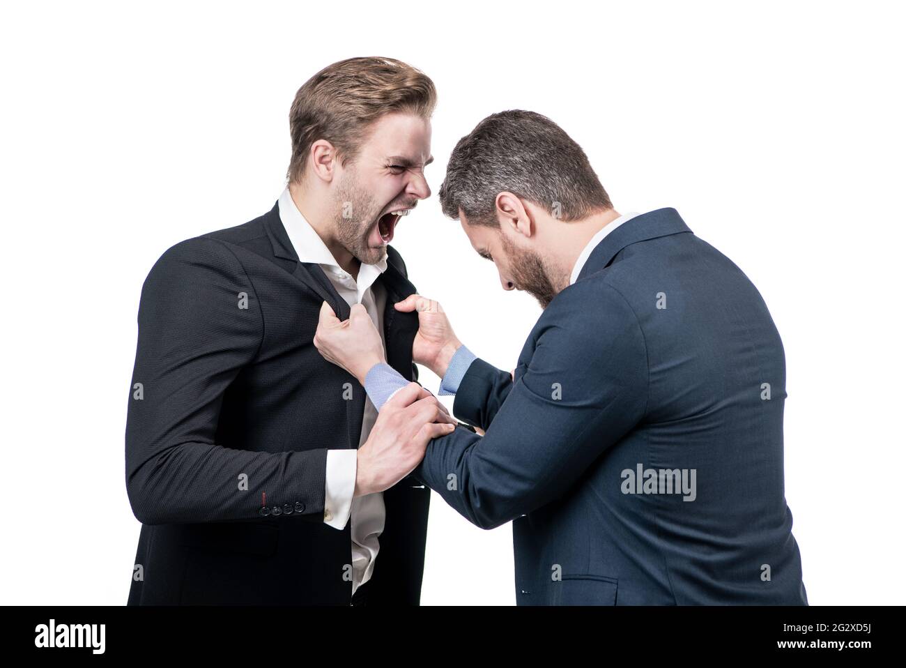 des hommes en désaccord avec des partenaires commerciaux ou des collègues contestant pendant un conflit, les hommes d'affaires sont en conflit. Banque D'Images