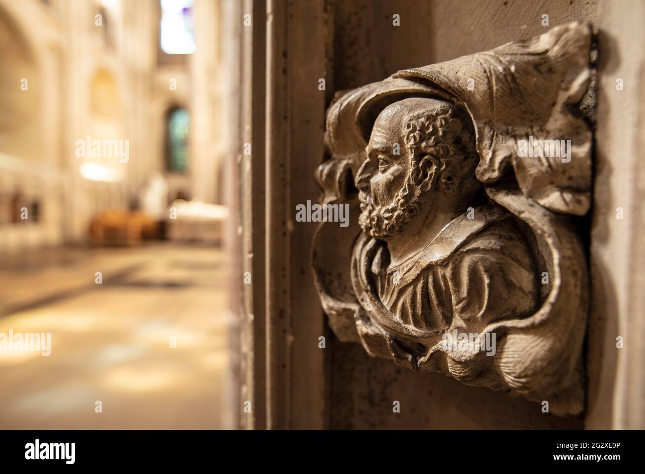 Norwich, Norfolk, Royaume-Uni, juin 2021, une vue des sculptures décoratives sur une porte sur le côté nord-est de la traversée de la cathédrale de Norwich Banque D'Images
