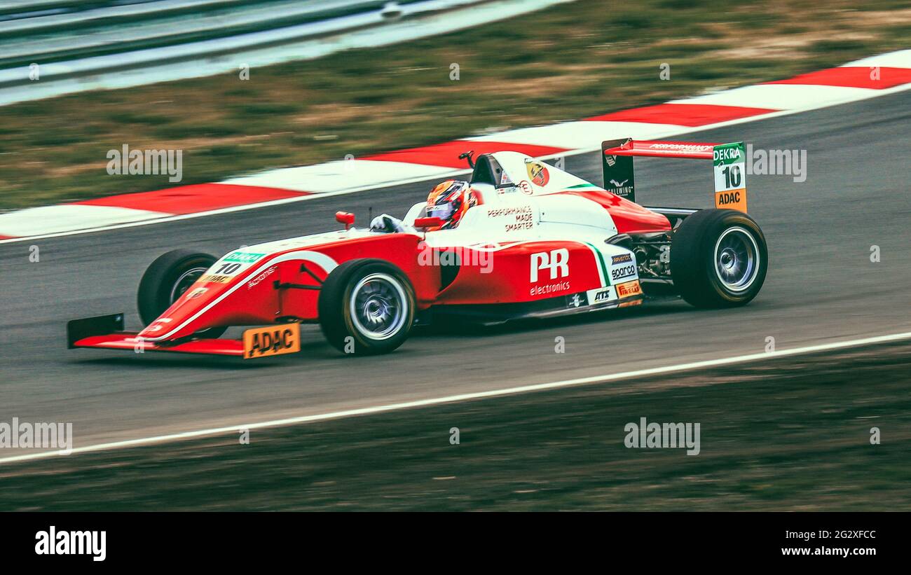 Oschersleben, Allemagne, 28 avril 2019: PREMA Powerteam monoplace conduite par Oliver Rasmussen pendant la Formule 4 allemande de l'ADAC Banque D'Images