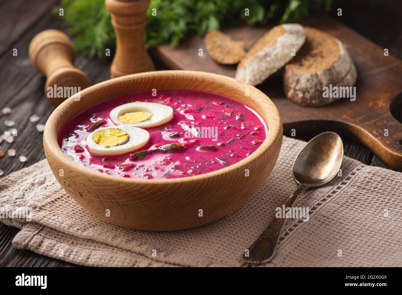 Soupe froide aux betteraves avec yaourt et œufs. Banque D'Images