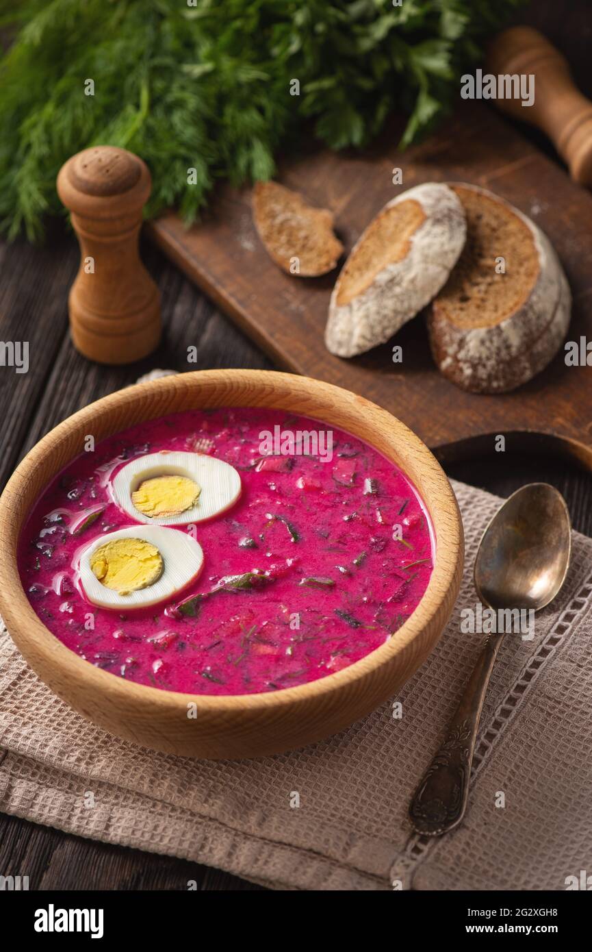 Soupe froide aux betteraves avec yaourt et œufs. Banque D'Images