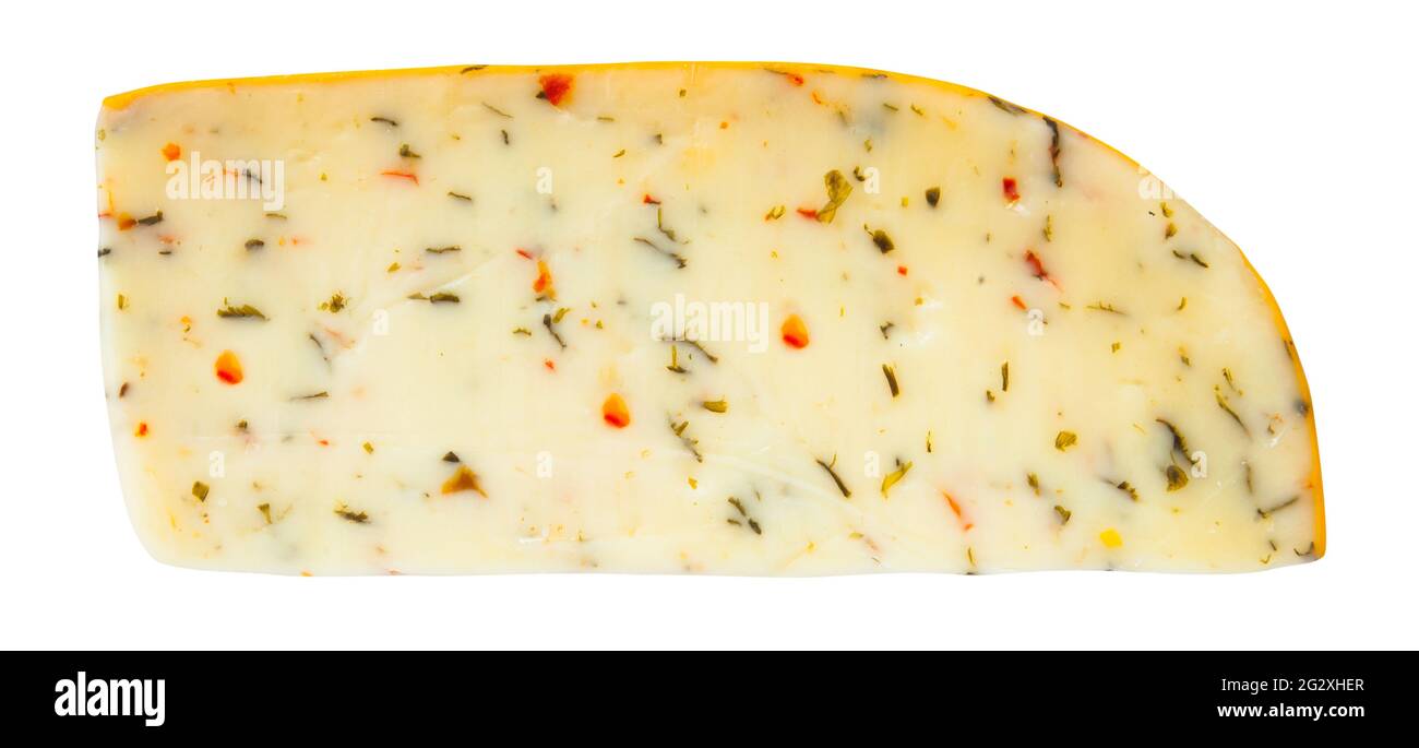 fromage gouda aux herbes. tranché et isolé sur fond blanc Banque D'Images