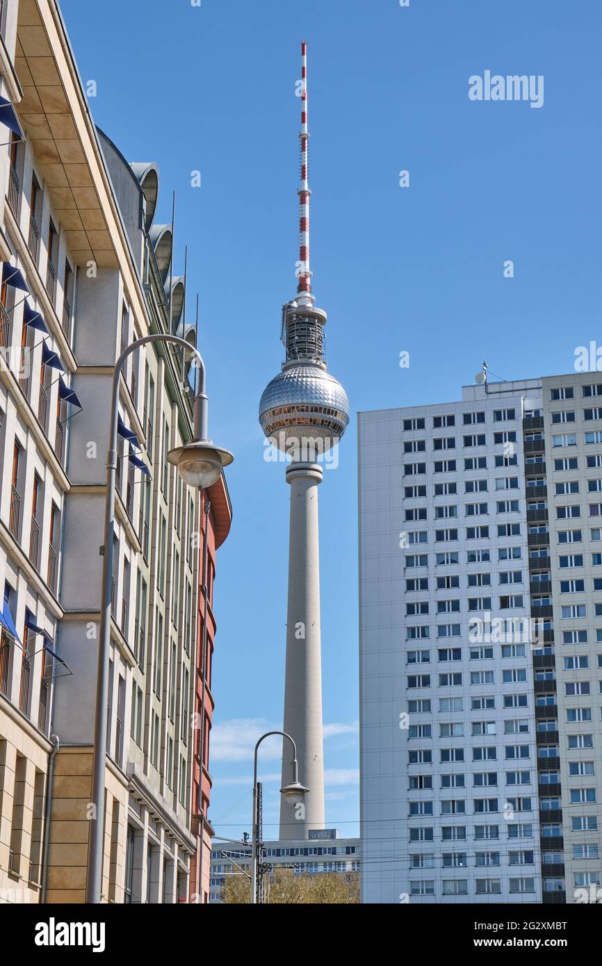 La tour de télévision de Berlin et quelques immeubles d'appartements, l'un d'entre eux un typique GDR Plattenbau Banque D'Images