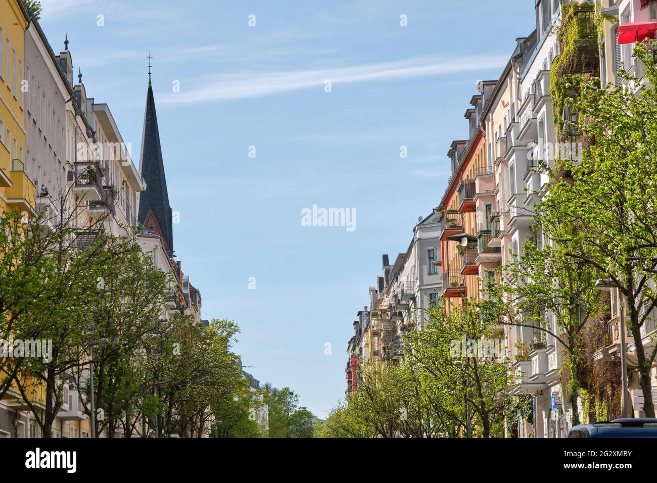 Rue avec anciens immeubles d'appartements rénovés vus à Prenzlauer Berg, Berlin Banque D'Images