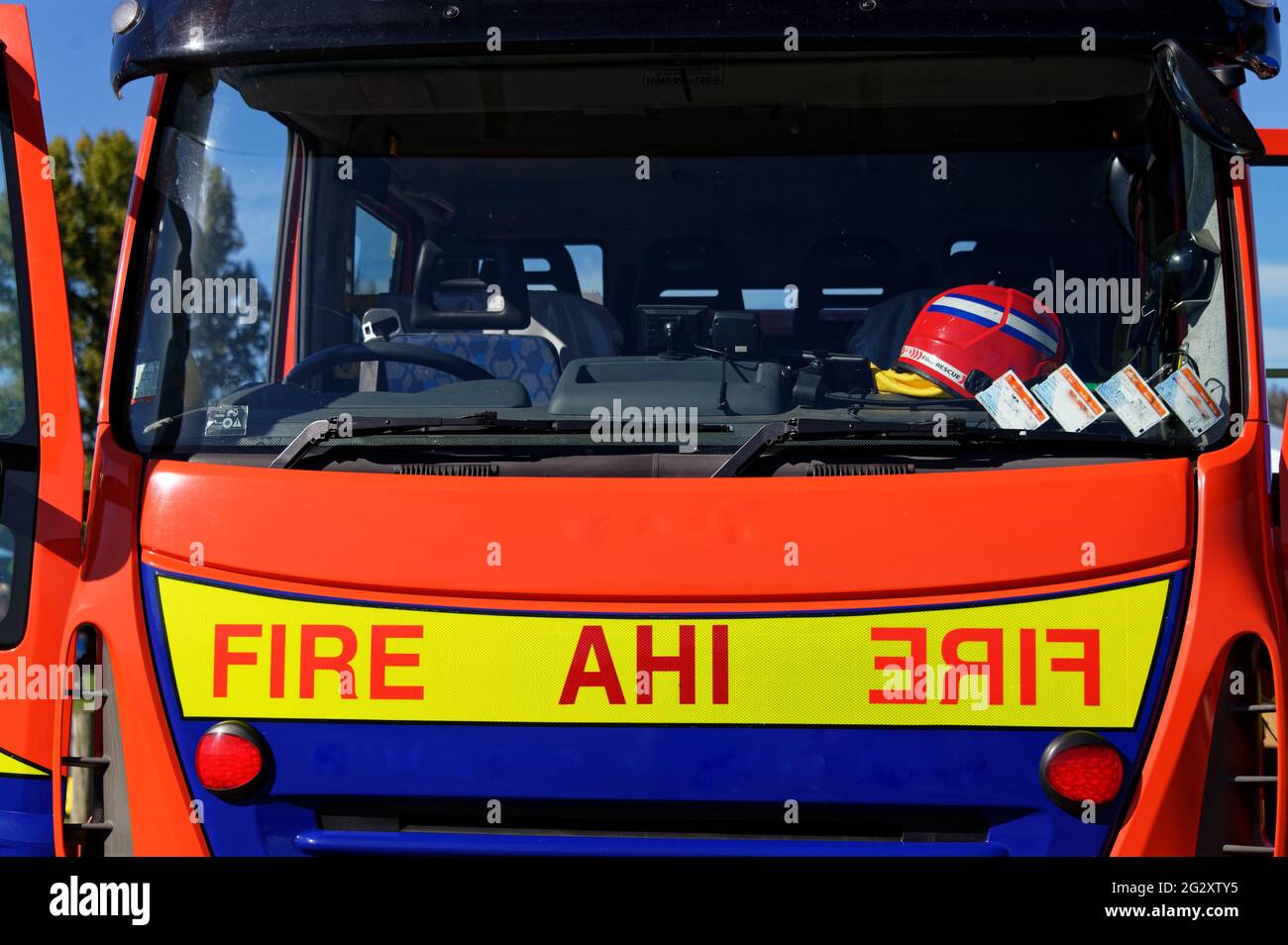 Un camion de pompiers néo-zélandais, un casque se trouve sur le tableau de bord et le mot Fire est imprimé à l'envers pour être lu dans un rétroviseur. Banque D'Images