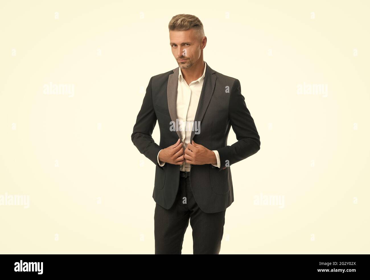 Beau Manager senior porter costume habill avec look chic isol