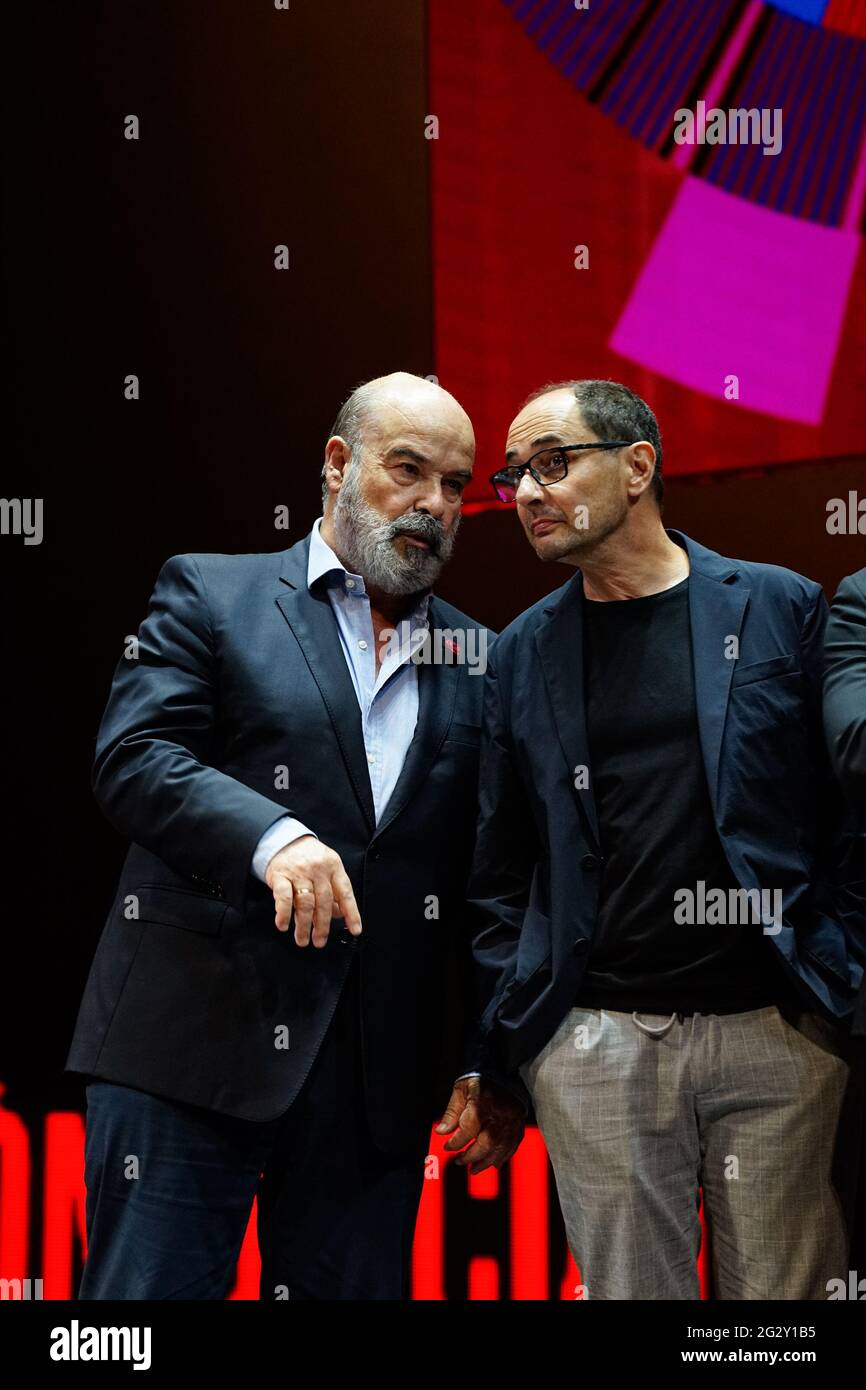 Malaga, Espagne. 12 juin 2021. Conversation entre les acteurs Antonio resines (l) et Jordi Sanchez (r) lors du Gala de clôture du Festival de Malaga 2021 au Teatro Cervantes.'El Ventre del Mar', un film réalisé par Agusti Villaronga, a été le film le plus récompensé pendant le Festival de Malaga 2021. (Photo de Francis Gonzalez/SOPA Images/Sipa USA) crédit: SIPA USA/Alay Live News Banque D'Images