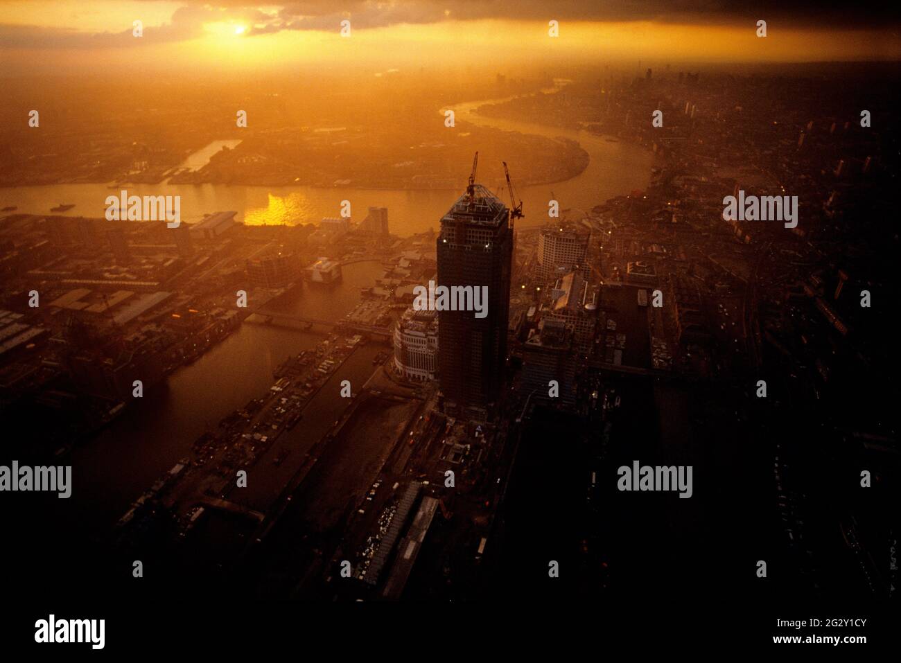 Canary Wharf Tower dans l'île de Dogs à l'est de Londres, en 1990. One Canada Square est un gratte-ciel à Canary Wharf, Londres. Il a été achevé en 1991 et est le troisième plus haut bâtiment du Royaume-Uni, à 770 pieds (235 m) au-dessus du niveau du sol[17], contenant 50 étages. One Canada Square a été conçu par César Pelli avec Adamson Associates et Frederick Gibberd Coombes. La conception et la forme sont basées sur des bâtiments antérieurs qui comprennent Brookfield place et Elizabeth Tower. Le bâtiment est recouvert d'acier inoxydable durable. L'une des caractéristiques prédominantes du bâtiment est Banque D'Images