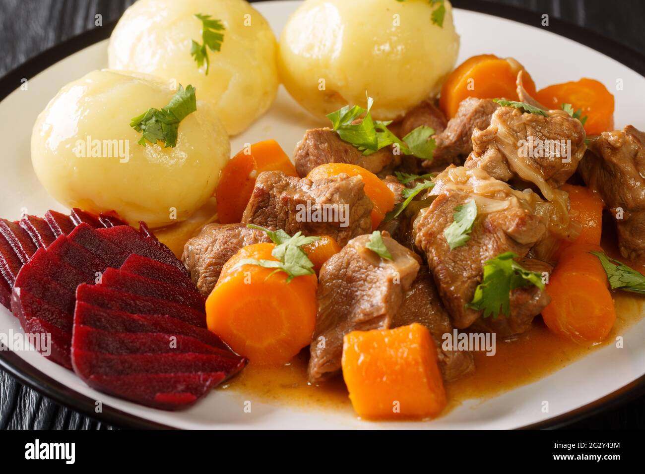 Ragoût de bœuf suédois Kalops mijoté lentement avec des légumes dans la plaque sur la table. Horizontal Banque D'Images