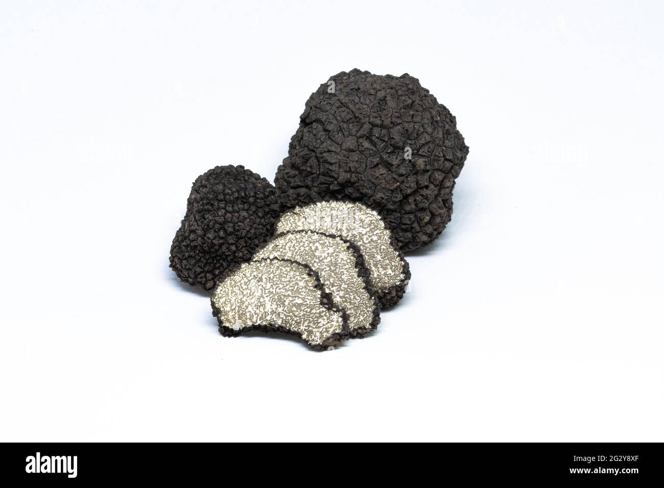 truffe noire, tubercule aestivum, coupée, coupe, ouverte, photographié sur fond blanc Banque D'Images