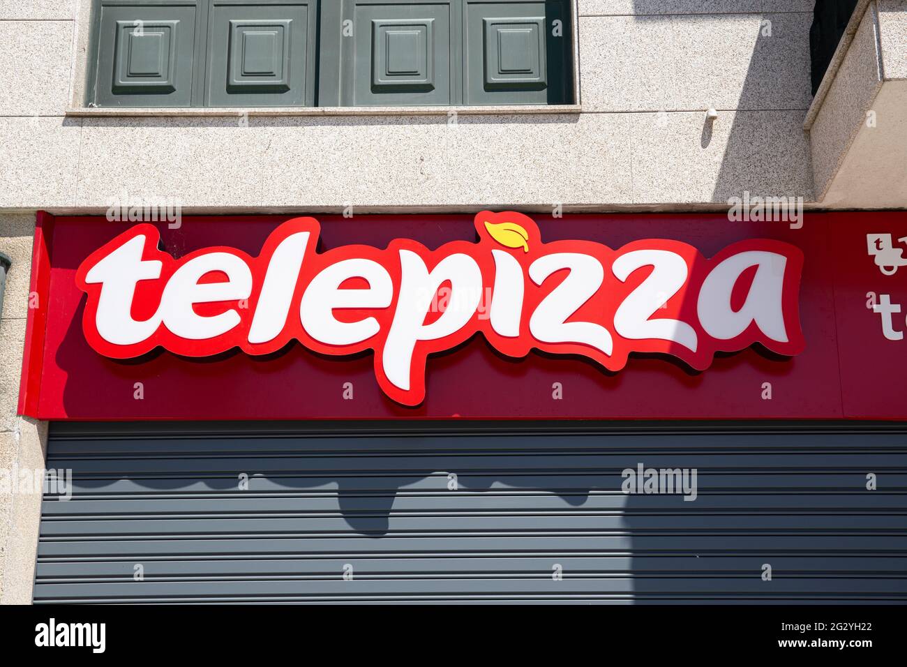 Galice, Espagne; 12 juin 2021: Panneau Telepizza sur le bâtiment de la façade. Chaîne de restaurants de pizza espagnole Banque D'Images