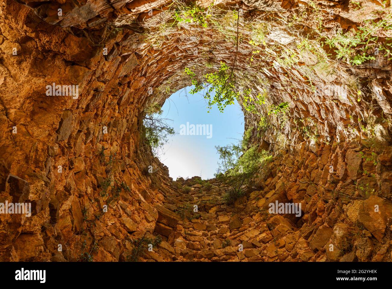 Vue extrême à l'intérieur d'une tour de donjon en ruines dans le château d'Ain, Castellon, Espagne. Banque D'Images