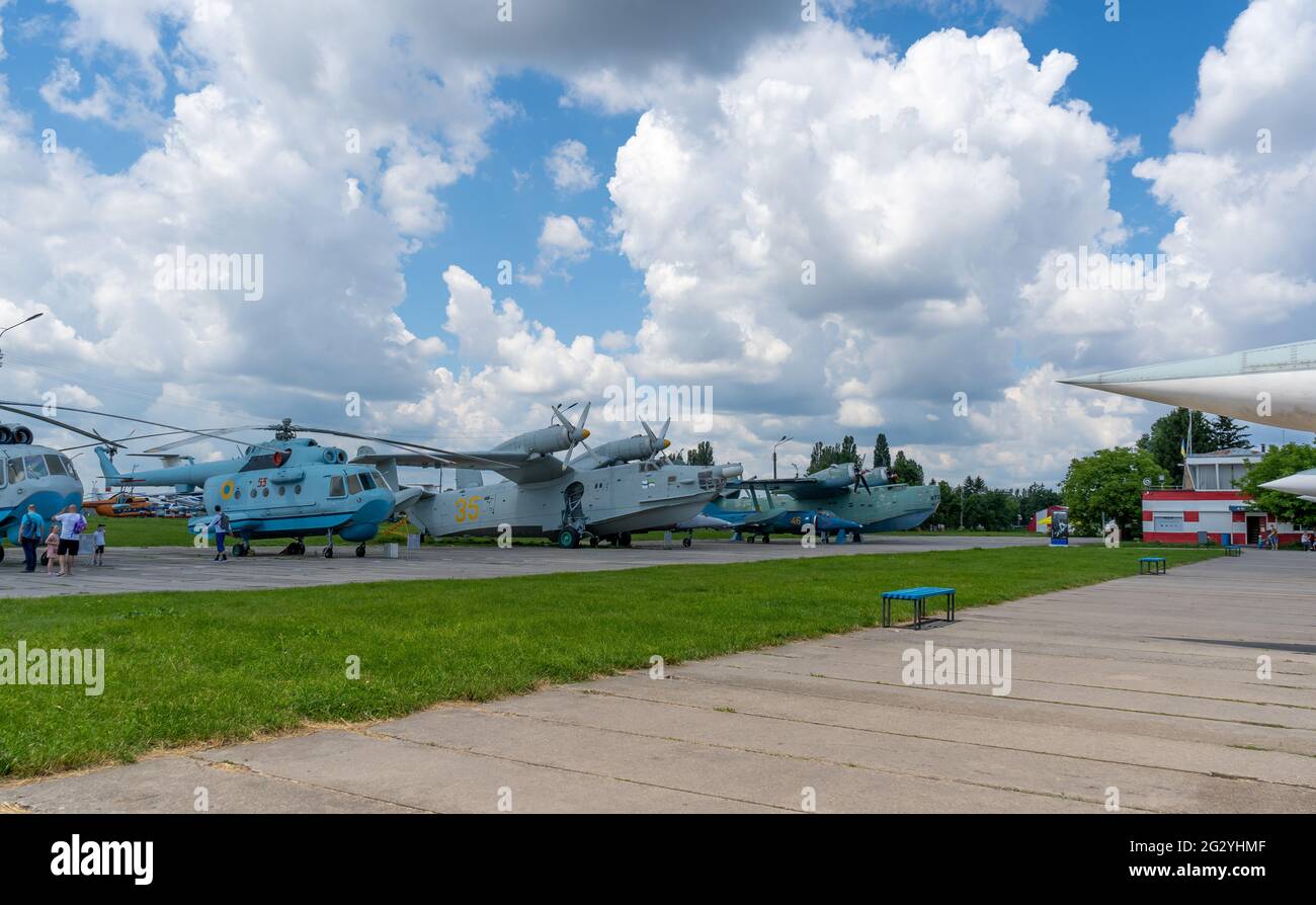 Kiev, Ukraine - 12 juin 2021 : avion amphibie. L'avion qui atterrit sur l'eau. Modèle rétro. Eau. Banque D'Images