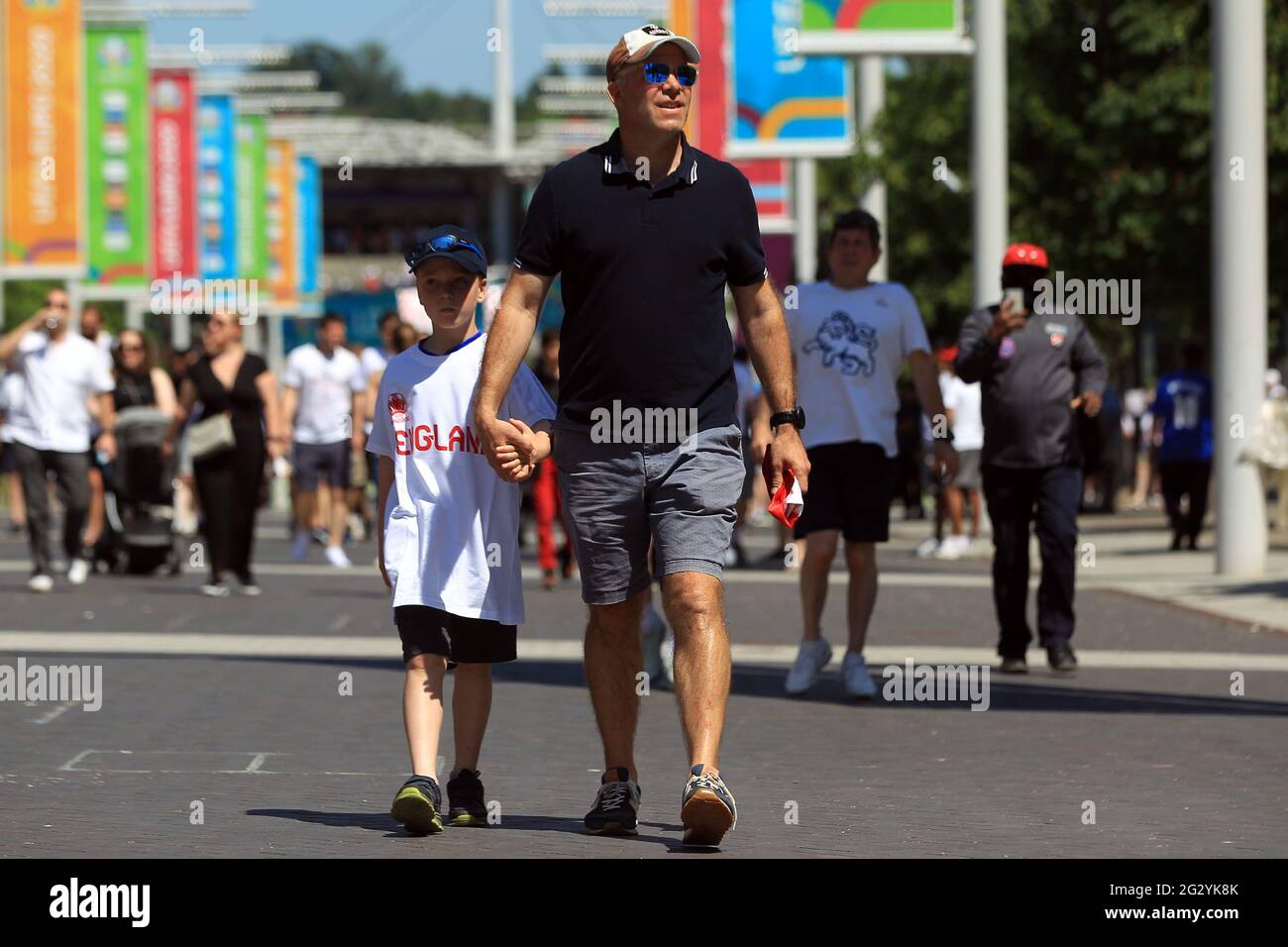 Londres, Royaume-Uni. 13 juin 2021. Les fans de l'Angleterre se rendent sur Wembley Way avant de partir. Scenes whead off the UEFA Euro 2020 Tournament match, England v Croatia, Wembley Stadium, Londres, dimanche 13 juin 2021. Cette image ne peut être utilisée qu'à des fins éditoriales. photo de Steffan Bowen/Andrew Orchard sports Photography/Alay Live News crédit: Andrew Orchard sports Photography/Alay Live News Banque D'Images