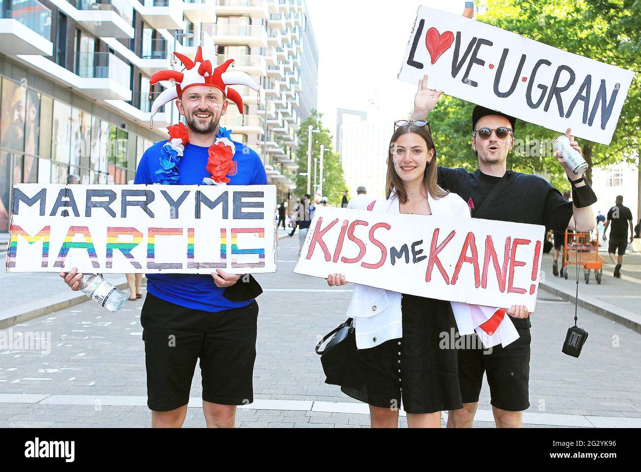 Londres, Royaume-Uni. 13 juin 2021. Les fans de l'Angleterre montrent des messages de soutien à Harry Kane et Marcus Rashford avant le lancement. Scenes whead off the UEFA Euro 2020 Tournament match, England v Croatia, Wembley Stadium, Londres, dimanche 13 juin 2021. Cette image ne peut être utilisée qu'à des fins éditoriales. photo de Steffan Bowen/Andrew Orchard sports Photography/Alay Live News crédit: Andrew Orchard sports Photography/Alay Live News Banque D'Images