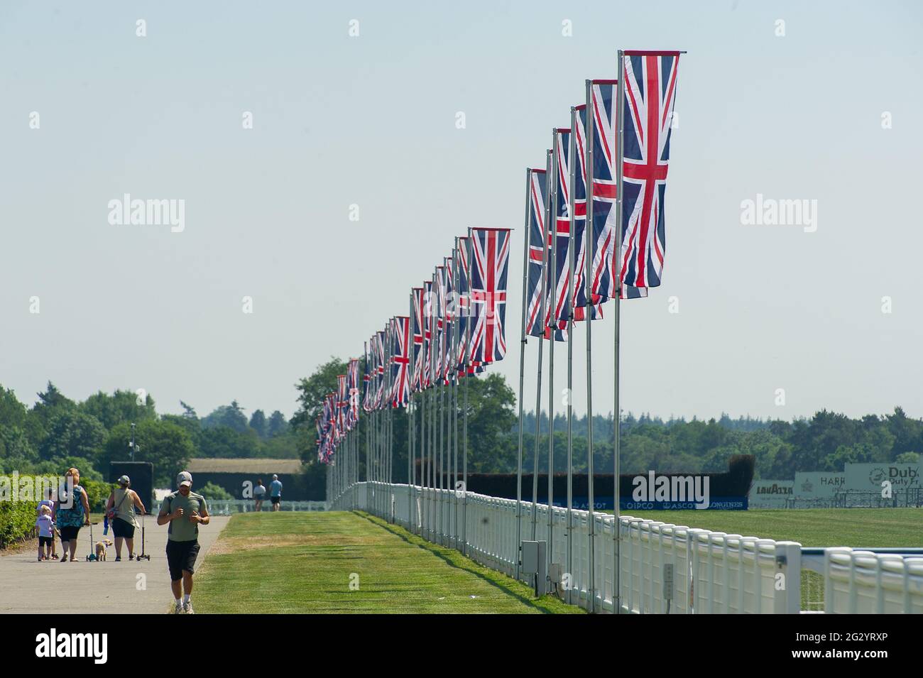 Ascot, Berkshire, Royaume-Uni. 13 juin 2021. Les préparatifs sont en cours pour la célèbre course de Royal Ascot. Les amateurs de courses automobiles sont ravis de pouvoir retourner à Royal Ascot cette année. Cependant, en raison des restrictions de verrouillage de Covid-19, le nombre de clients est limité à 12,000 personnes par jour. Les Racegoers devront également produire un test négatif Covid-19. Crédit : Maureen McLean/Alay Live News Banque D'Images