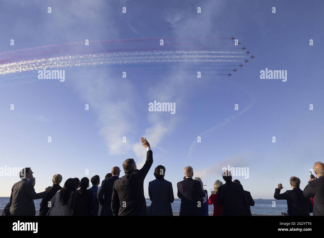 Carbis Bay, Royaume-Uni. 13 juin 2021. Le Premier ministre britannique Boris Johnson, ainsi que les membres et les invités du Sommet du G7, regardent les Red Arrows, officiellement connues sous le nom de Royal Air Force Aerobatic Team, effectuer un survol de l'hôtel Carbis Bay le 12 juin 2021, lors du Sommet du G7 à Cornwall, au Royaume-Uni. Photo par Andrew Parsons/No 10 Downing Street/UPI crédit: UPI/Alamy Live News Banque D'Images