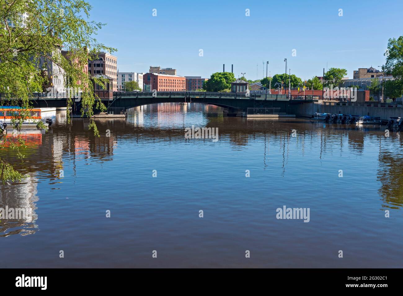 pont de la rue d'état traversant la rivière milwaukee centre-ville milwaukee wisconsin Banque D'Images