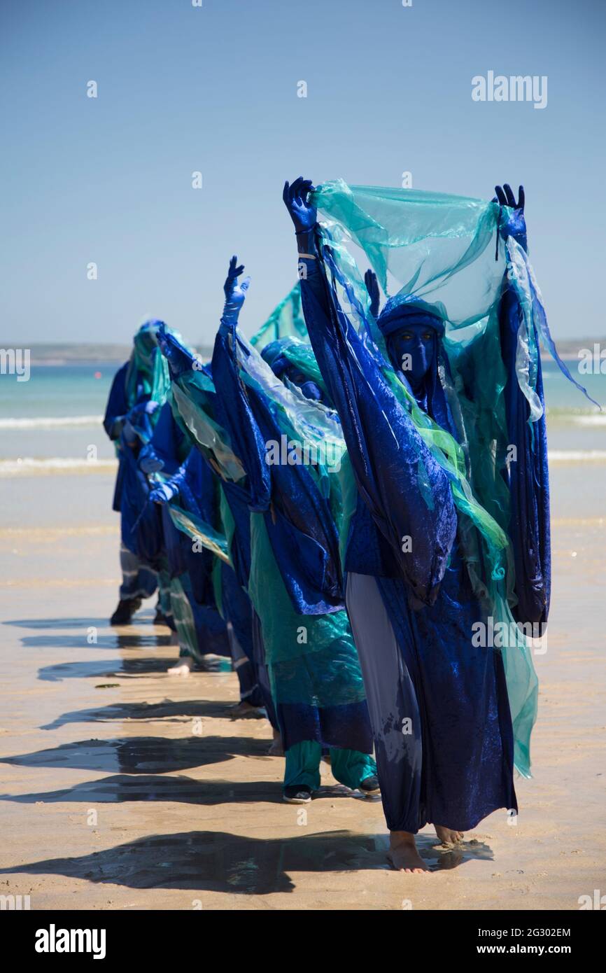 St Ives, Royaume-Uni. 13 juin 2021. Extinction les rebelles de l'océan de la rébellion protestent sur la plage de St Ives, dans les Cornouailles, le dernier jour du Sommet du G7, lorsque le changement climatique a dominé l'ordre du jour. Crédit : Sarah Peters/Alay Live News Banque D'Images