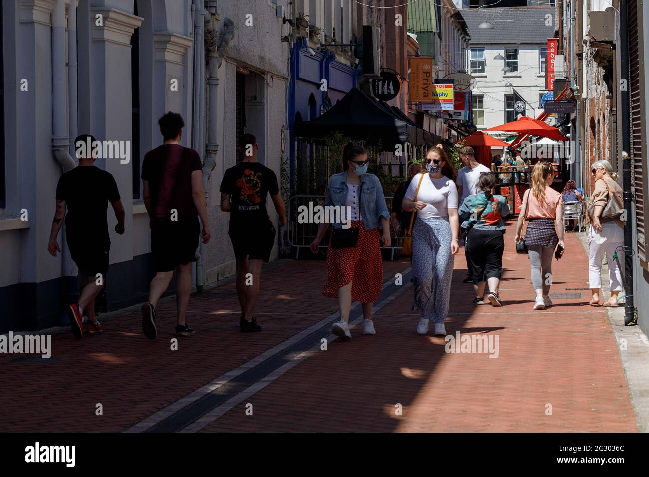 Cork, Irlande. 13 juin 2021. La foule se bloque en ville pour le jour de l'année le plus chaud, Cork, Irlande. Les amateurs de shopping profitent du soleil sur la rue de l'église française. Aujourd'hui, de grandes foules ont inondé les rues de Cork lors de ce qui est dit être le jour le plus chaud de l'année. Les rues étaient remplies de milliers de personnes qui ont pris le soleil et l'atmosphère. Beaucoup d'entre eux ont apprécié les pubs et les restaurants de la ville qui ont rouvert plus tôt cette semaine. Credit: Damian Coleman/Alay Live News Banque D'Images