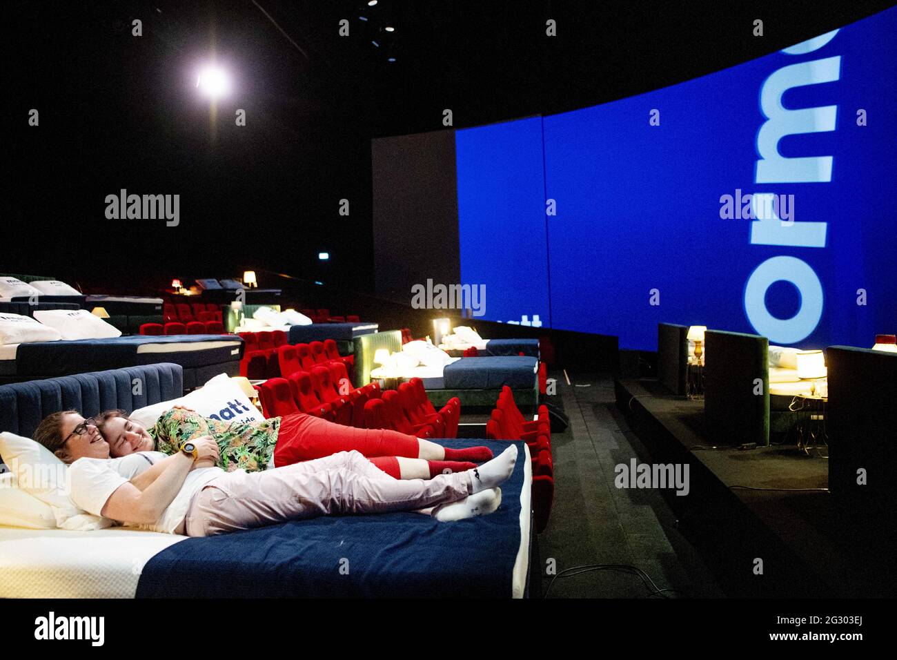 Ouverture du premier lit de cinéma, à Amsterdam, pays-Bas, le 12 juin 2021.  Le théâtre Amsterdam de 4,200 m2 a été converti en de Beddenbioscoop. Les  1,500 sièges ont été remplacés par