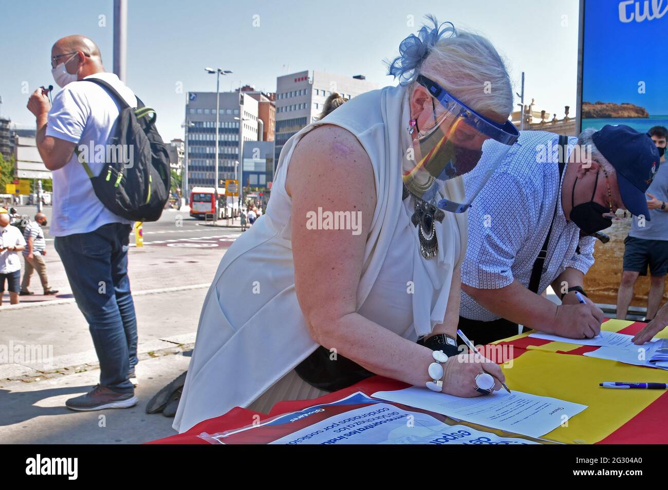 Barcelone, Espagne. 13 juin 2021. Une femme avec facemask laisse sa signature contre les pardons pour les prisonniers d'indépendance en Espagne.le groupe politique Partido populaire de Catalogne (PPC) a installé une table dans la rue Square Espagne de Barcelone pour recueillir les signatures des citoyens contre les pardons que le gouvernement de l'Espagne veut accorder à la Leaders de l'indépendance emprisonnés par référendum du 1er octobre 2017. (Photo de Ramon Costa/SOPA Images/Sipa USA) crédit: SIPA USA/Alay Live News Banque D'Images