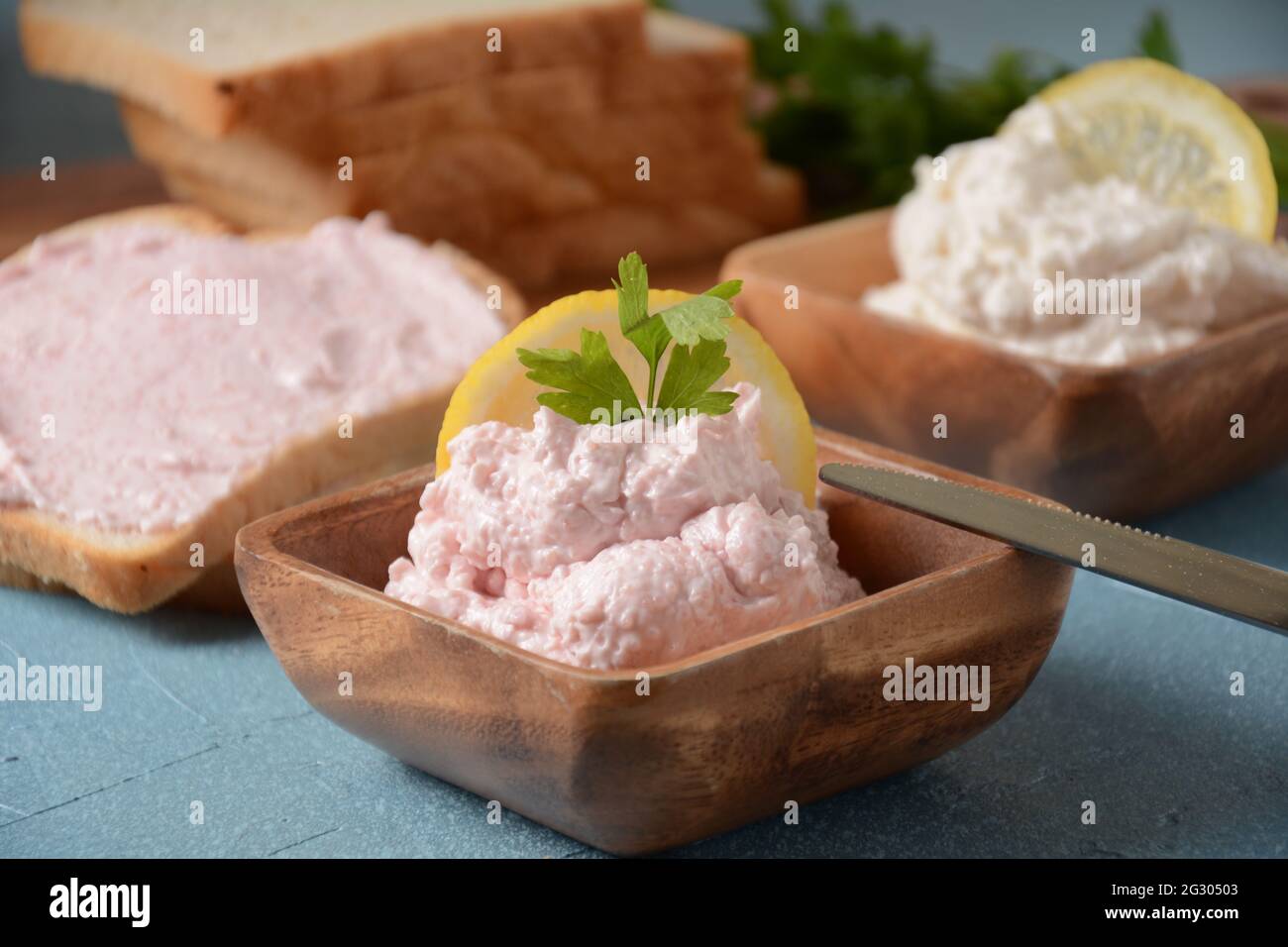 Creme Rose Populaire Sur Les Blinis Tarama with lemon Banque de photographies et d'images à haute résolution -  Alamy