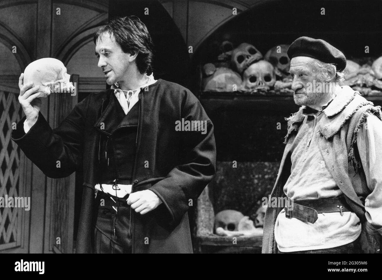 l-r: Jonathan Pryce (Hamlet), John Barrett (grave Digger) dans HAMEAU par Shakespeare au Royal court Theatre, Londres 02/04/1980 ensemble design: William Dudley costumes: Sue Plummer éclairage: Gerry Jenkinson réalisateur: Richard Eyre Banque D'Images