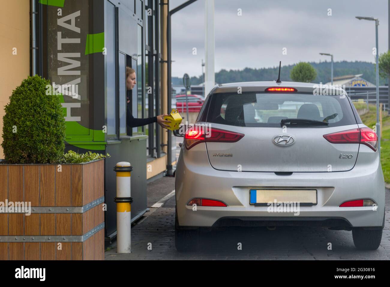 Partille, Suède. 11 2021 juin : le client du drive-in ou du drive-in McDonald's est remis à la commande de restauration rapide Banque D'Images