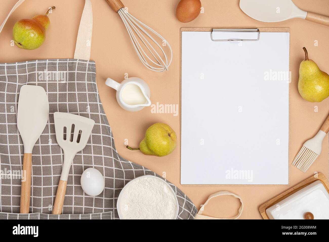 Presse-papiers avec papier blanc, ingrédients de cuisson et ustensile de cuisine, maquette. Modèle pour les recettes de cuisine ou votre modèle. Vue de dessus Flat lay. Banque D'Images