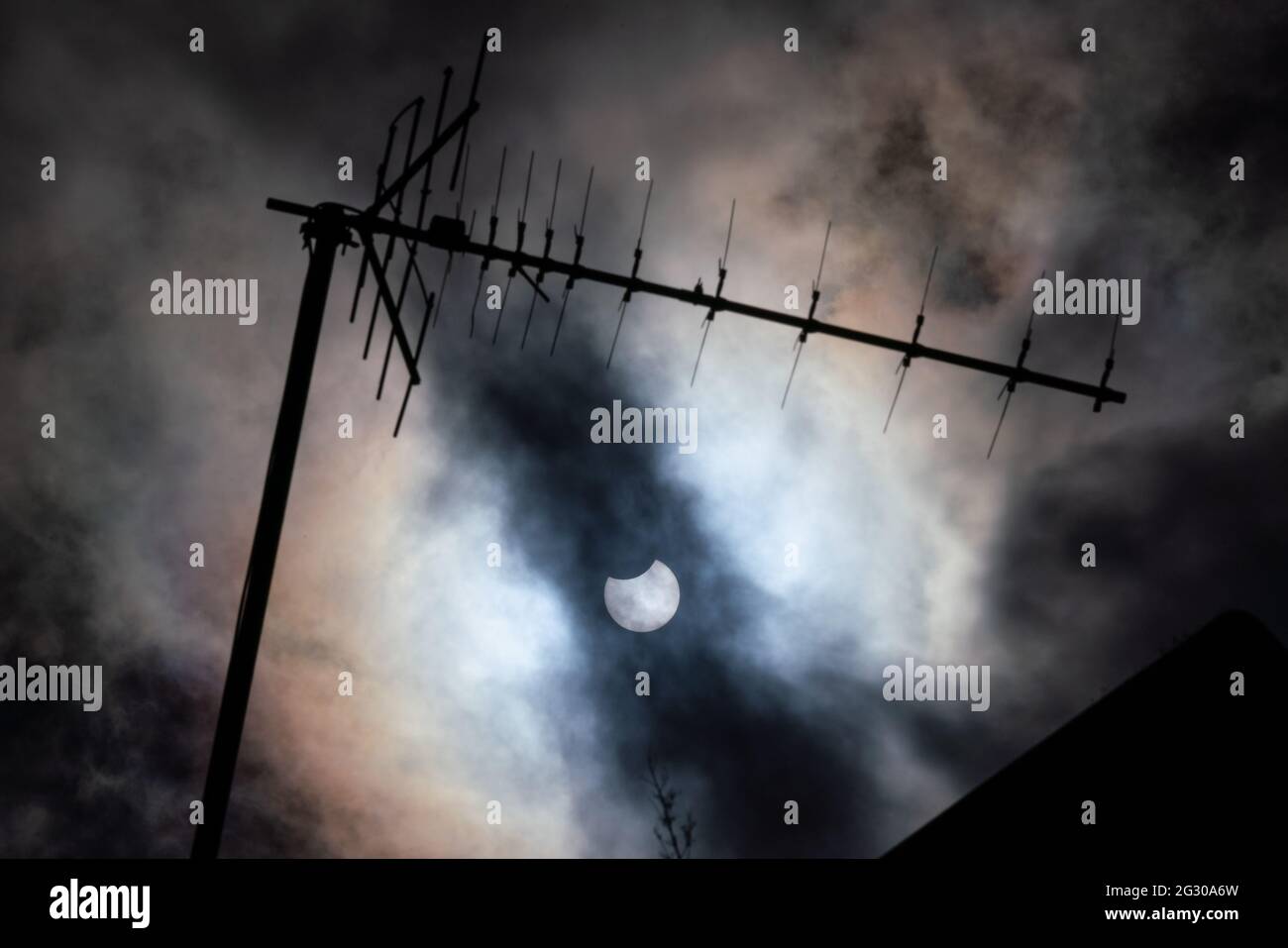 Météo au Royaume-Uni : une éclipse solaire partielle vue de Greenwich Park atteint sa totalité avec la lune qui cache près d'un tiers de la zone du soleil. Londres, Royaume-Uni. Banque D'Images