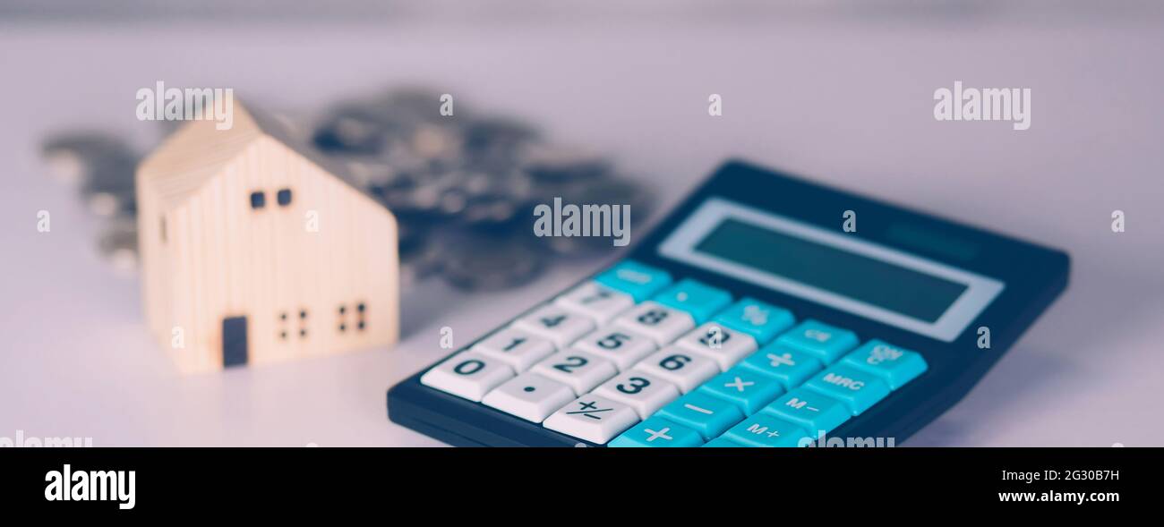 Investissement au sujet de la maison avec calculatrice et maison modèle et  pièces de monnaie sur bureau, propriété et immobilier et hypothèque, prêt  et finance, épargne financière et Photo Stock - Alamy