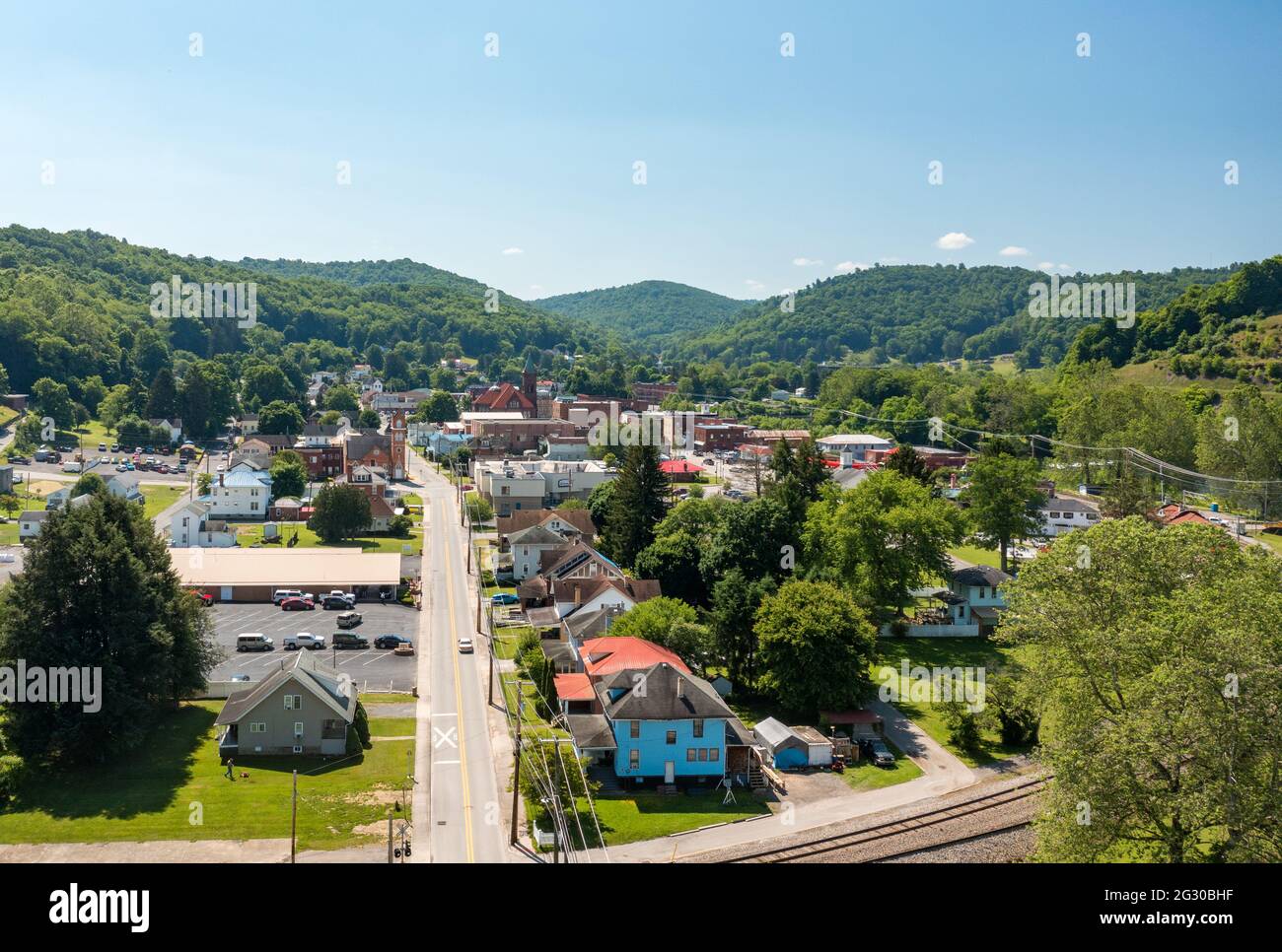 Vue sur le chemin de fer en direction de la petite ville historique de Philippi dans le comté de Barbour en Virginie occidentale Banque D'Images