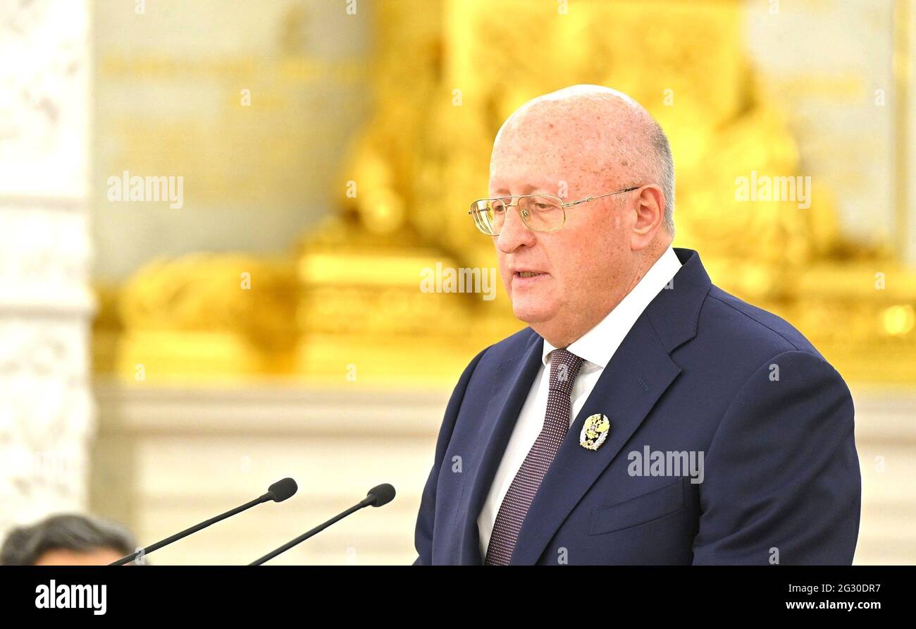 Moscou, Russie. 12 juin 2021. Le microbiologiste Alexander Gintsburg, directeur du Centre national d'épidémiologie et de microbiologie de Gamaleya, remercie le président russe Vladimir Poutine pour le Prix national des sciences lors d'une cérémonie de célébration de la Journée de la Russie à Saint Georges Hall dans le Palais du Grand Kremlin le 12 juin 2021 à Moscou, en Russie. Credit: Planetpix/Alamy Live News Banque D'Images