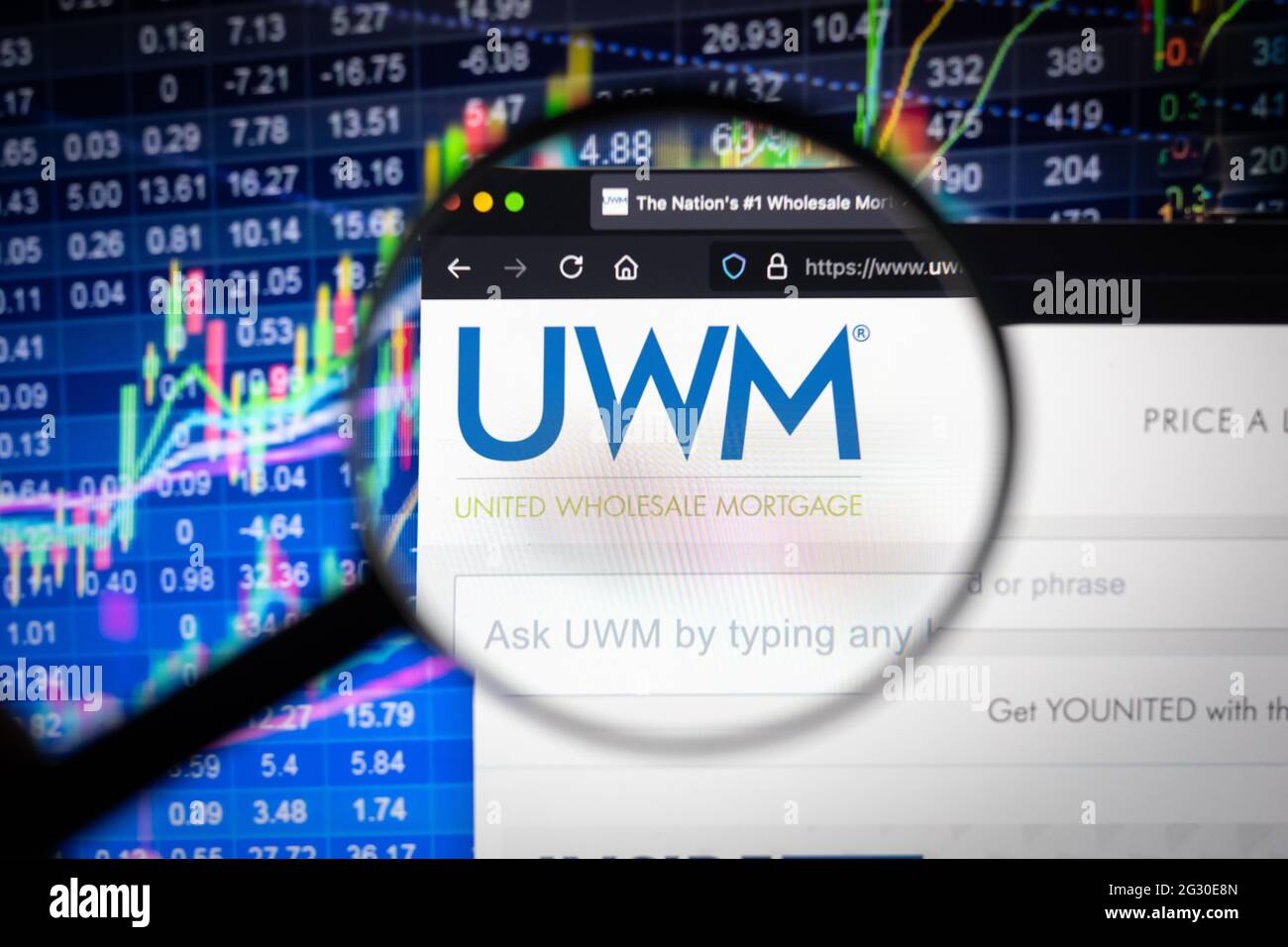 UWM United Wholesale Mortgage Company logo sur un site Web avec des développements flous du marché boursier en arrière-plan, vu sur un écran d'ordinateur Banque D'Images