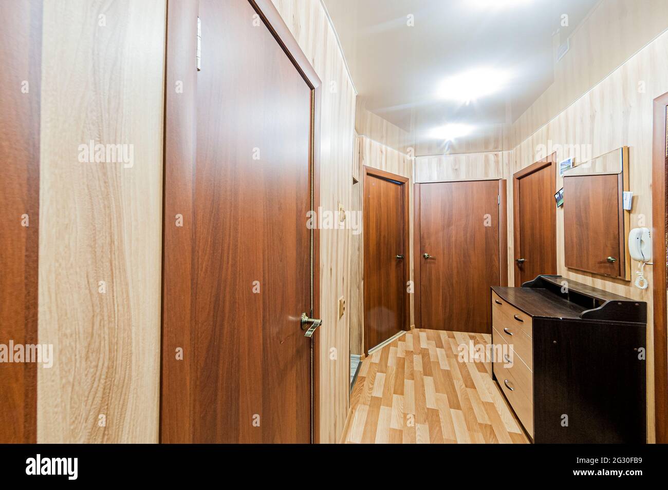 Russie, Moscou- 29 avril 2020: Chambre intérieure appartement moderne lumineux atmosphère cosy. nettoyage général, décoration, préparation de la maison pour sal Banque D'Images