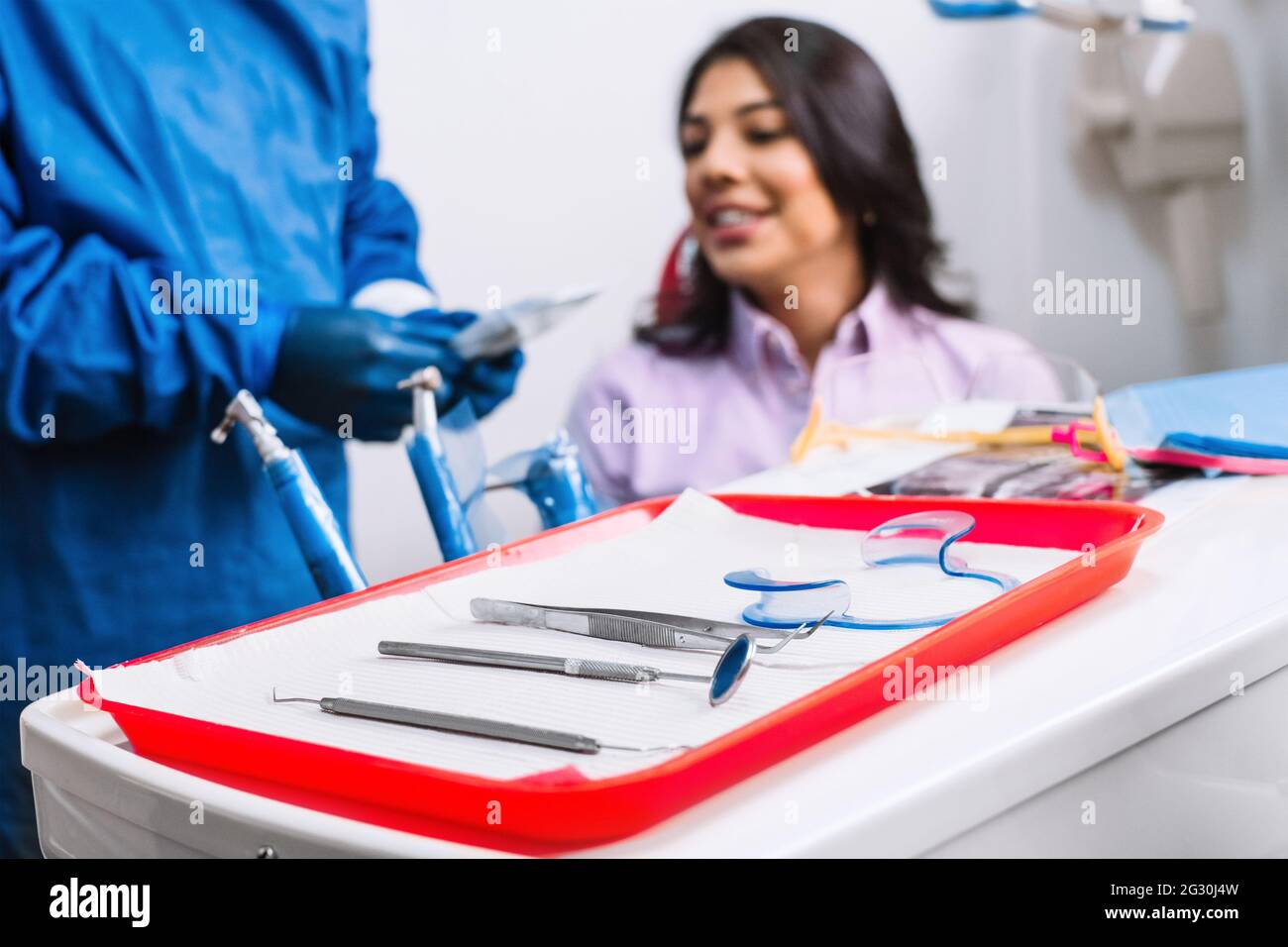 Un gros plan d'instruments et d'outils dentaires pour un examen oral Banque D'Images