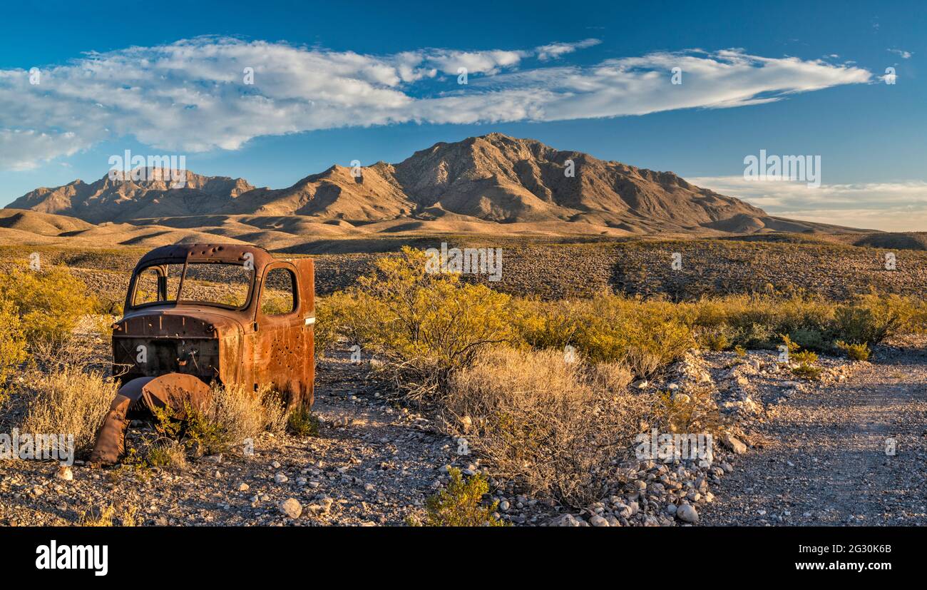 Old pick up Wreck, Sierra Parda (Little Chinati Peak) sur la droite, Chinati Peak sur la gauche, Chinati Mountains, Pinto Canyon Road, Big Bend Country, Texas Banque D'Images