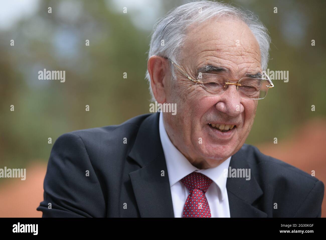 Roussillon, France. 11 juin 2021. Maurice Chabert Président du conseil départemental du Vaucluse qui soutient Renaud Muselier vu pendant les campagnes.Renaud Muselier (parti les Républicains) se présente pour sa propre succession en tant que président de la région Sud. Il fait campagne pour les élections régionales qui auront lieu les 20 et 27 juin 2021. Crédit : SOPA Images Limited/Alamy Live News Banque D'Images