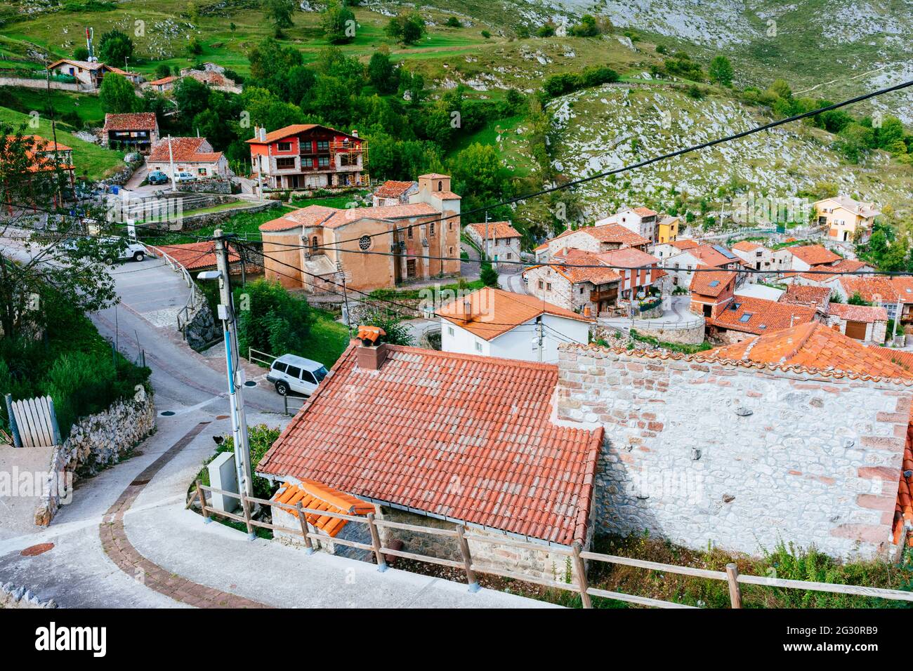 Tresviso est le village le plus isolé de Cantabrie. Il n'est accessible qu'en utilisant l'itinéraire de randonnée PR S-107 depuis Urdón ou, par la route, depuis le village o Banque D'Images