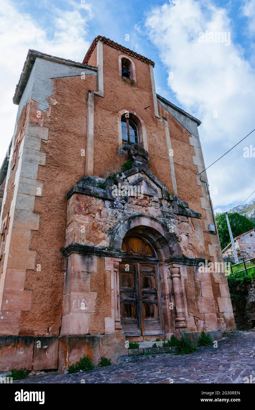 Église paroissiale de Tresviso, construite sur l'ancienne chapelle de San Pedro du XVIIIe siècle. Le modèle actuel est construit en 1904. Tresviso est la ville la plus isolée Banque D'Images Église paroissiale de Tresviso, construite sur l'ancienne chapelle de San Pedro du XVIIIe siècle. Le modèle actuel est construit en 1904. Tresviso est la ville la plus isolée Banque D'Images